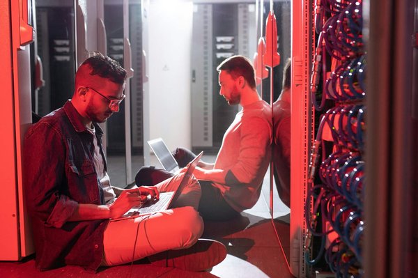 How can you configure a dual-monitor setup with a Dell UltraSharp U2720Q on a MacBook Pro for graphic design?